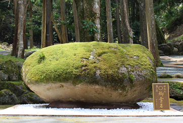 奥の院の御霊石イメージ画像